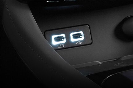 2 USB hubs in the front and 1 USB hub at the back meet the users' charging demands.